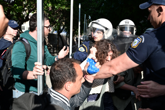 Προσαγωγή δύο πολιτών που διαμαρτύρονται για την επέκταση της περίφραξης